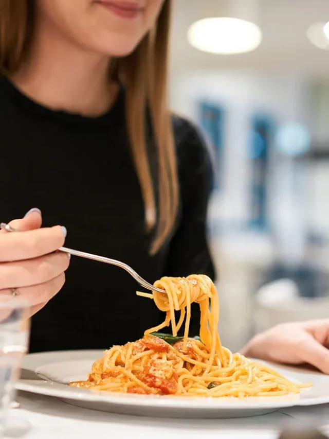 woman-eating-pasta